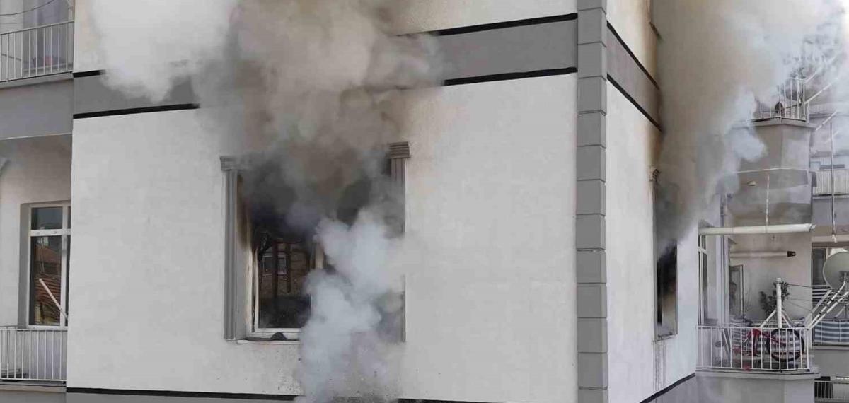 Yardım Çağırmak İçin Önce Dışarı Çıktı, Çocuklarını Kurtarmak İçin Yanan Eve Yeniden Girdi