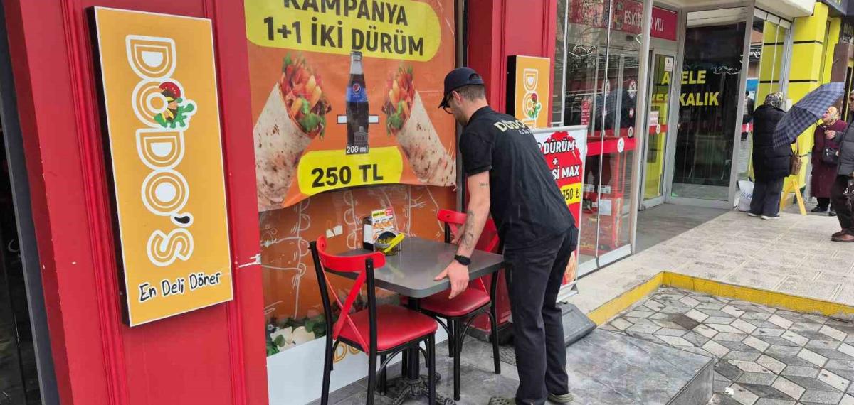 Yedikleri Dürümlerin Parasını Ödemeden Kaçan Gençler Kameraya Yansıdı