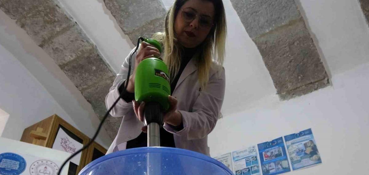 Yumurta Kolilerinden El Yapımı Kağıt Üretiyorlar