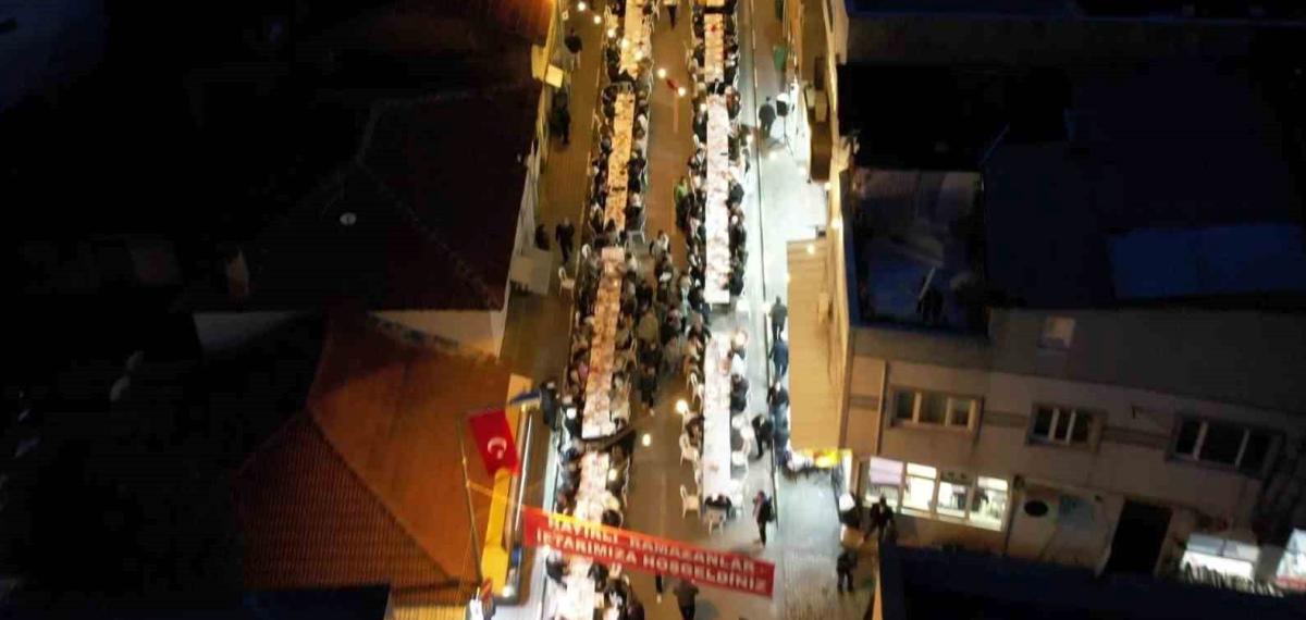 Yüzlerce Metre Uzayan Sofrada 4 Bin 500 Kişi İftar Yaptı