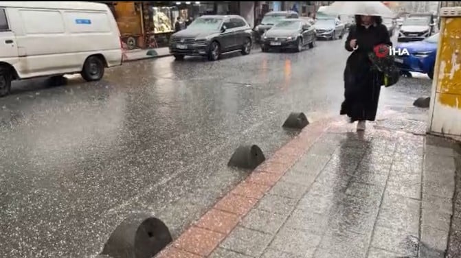 İstanbul’da Dolu ve Sağanak Yağış Etkili Oldu: Doluyla Kaplanan Sultangazi’de Sürücüler Zor Anlar Yaşadı