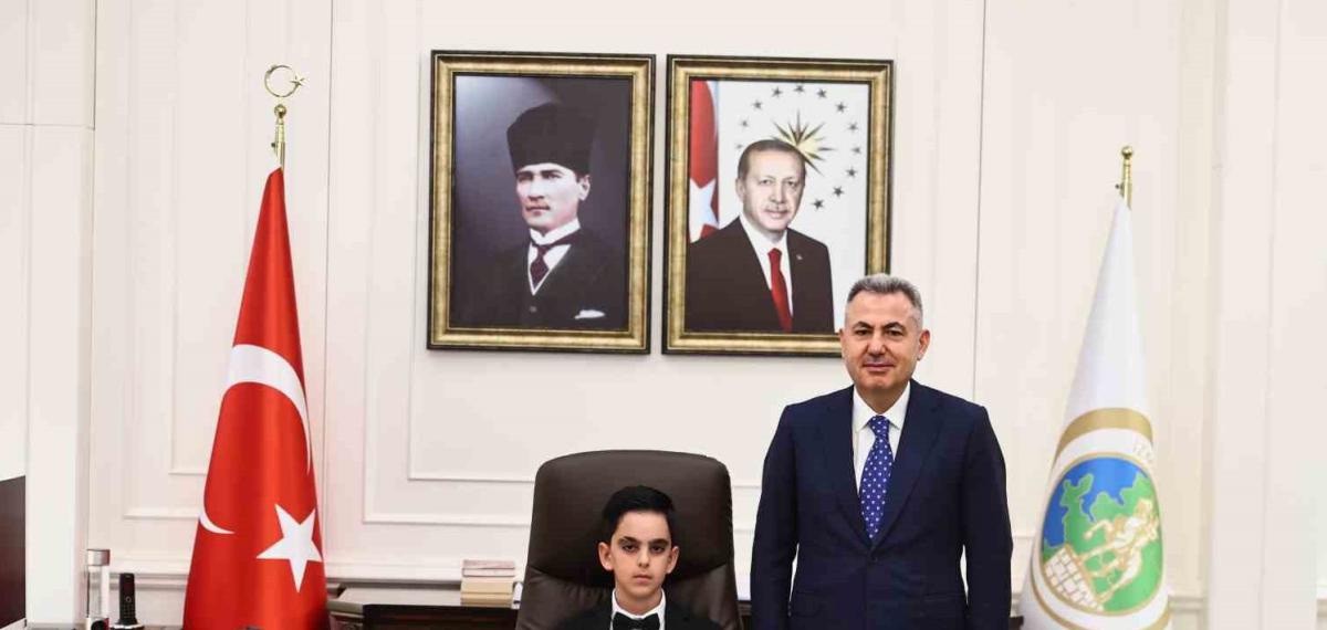 23 Nisan Kutlamalarında İzmir Valiliği Makamına İlkokul Öğrencisi Oturdu