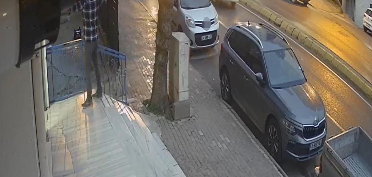 4 Araca Çarptı, Hızını Alamayıp Markete Daldı