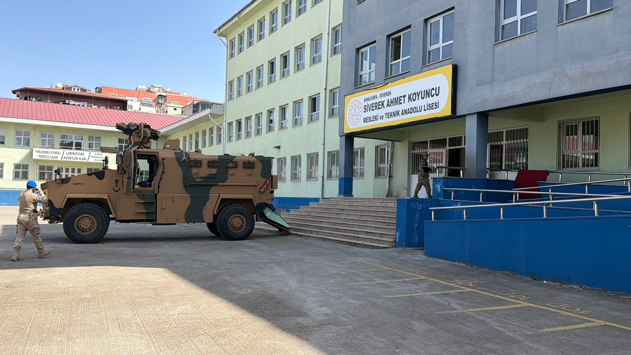 Şanlıurfa Siverek’te Lisede Silahlı Saldırı: 13 Öğrenci Yaralandı