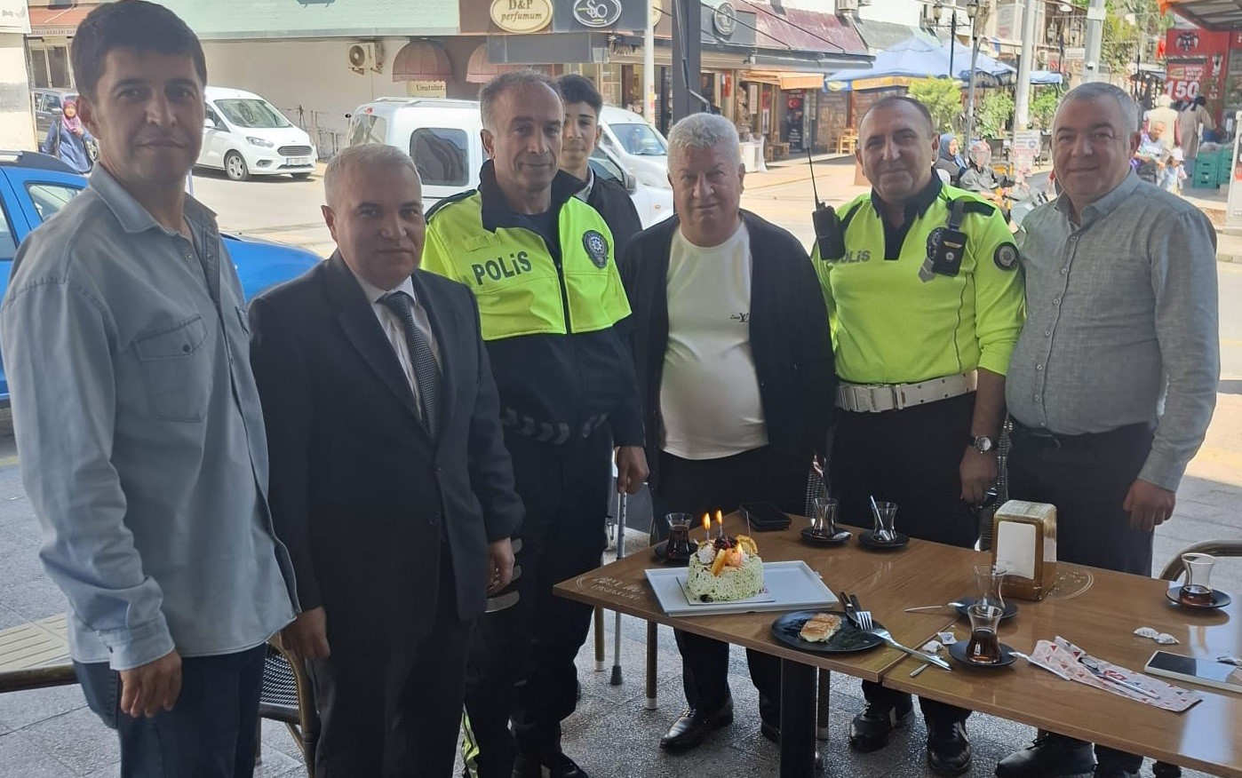 Mersin’de 28 Yıllık Polis Memuru Metin Doğan Telsizden Veda Ederek Emekli Oldu