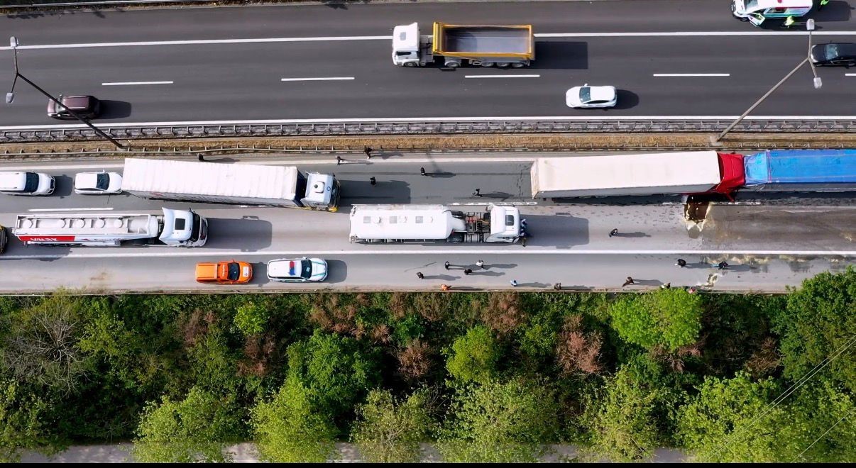 Kocaeli TEM Otoyolu’nda 6 TIR Zincirleme Kaza Yaptı: Ankara Yönü Trafiğe Kapandı
