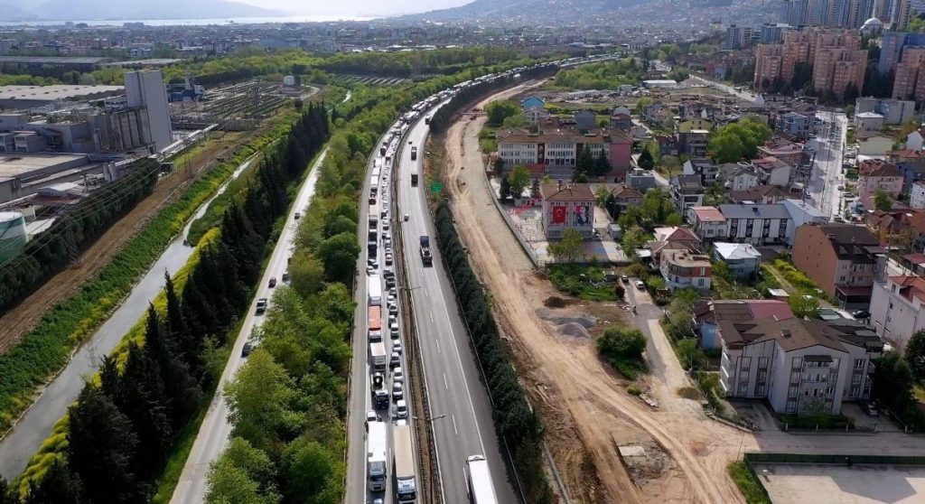 Kocaeli TEM Otoyolu’nda 6 TIR Zincirleme Kaza Yaptı: Ankara Yönü Trafiğe Kapandı 1 AW695006 06