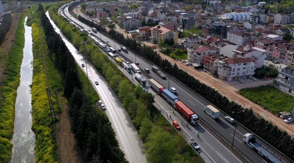 Kocaeli TEM Otoyolu’nda 6 TIR Zincirleme Kaza Yaptı: Ankara Yönü Trafiğe Kapandı 3 AW695006 07