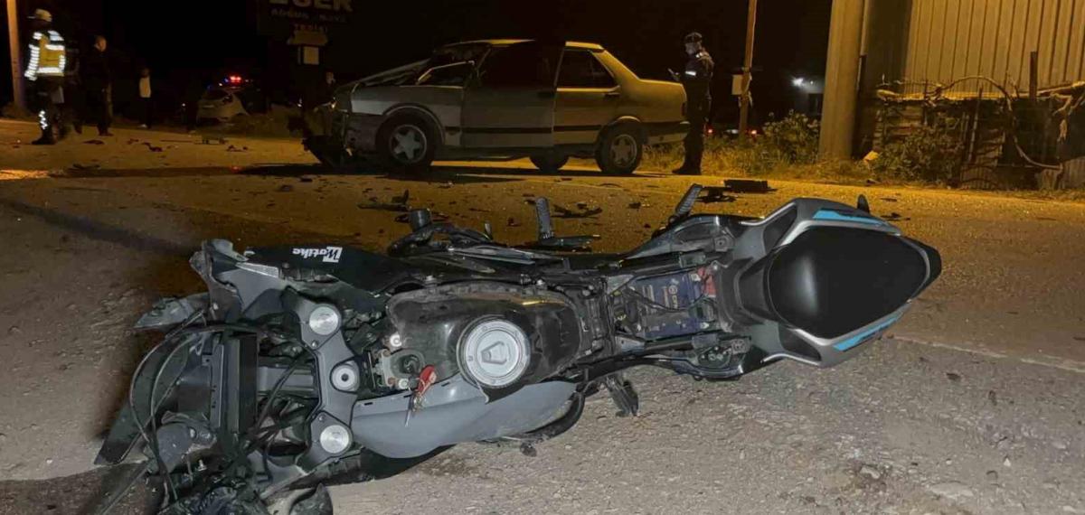 Acı Kaza Güvenlik Kamerasına Yansıdı; Otomobille Çarpışan Motosiklet Sürücüsü Metrelerce Havaya Uçtu