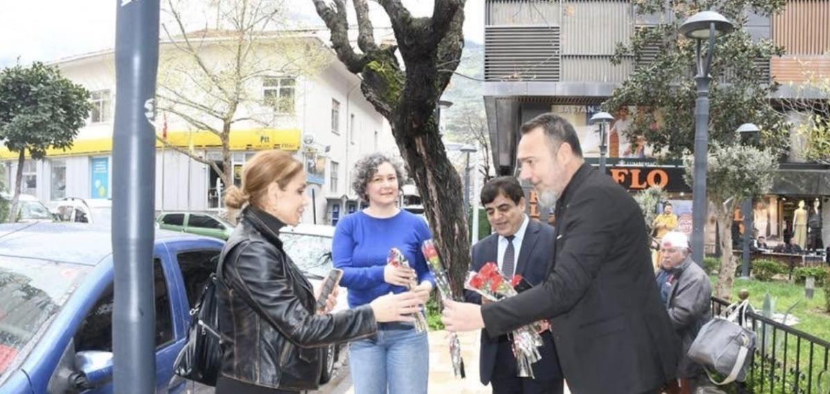 Ağrılılardan Manisa Sokaklarında 404 Karanfille Kutlama