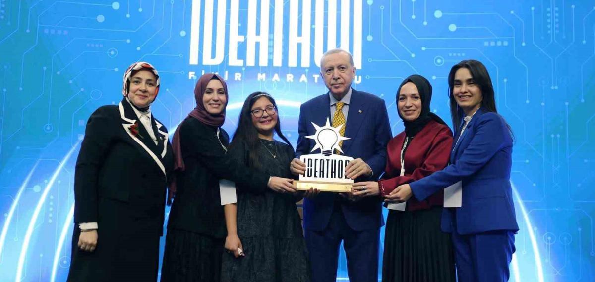 Ak Parti Karşıyaka Kadın Kolları, Ödülünü Cumhurbaşkanı Erdoğan’dan Aldı