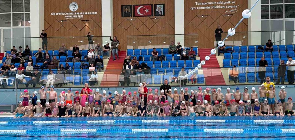 Akçaabat Belediyesi Yüzme Kursu İlk Kursiyerlerini Uğurladı