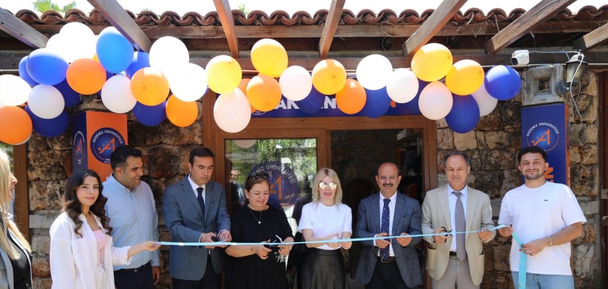 Akdeniz Üniversitesi Logolu Ürünler Mağazası Açıldı