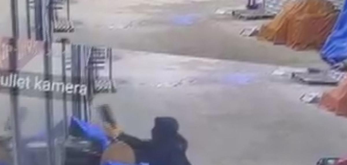 Alışveriş Yaparcasına Numaralarına Bakarak 50 Bin TL’lik Ayakkabıları Çaldılar