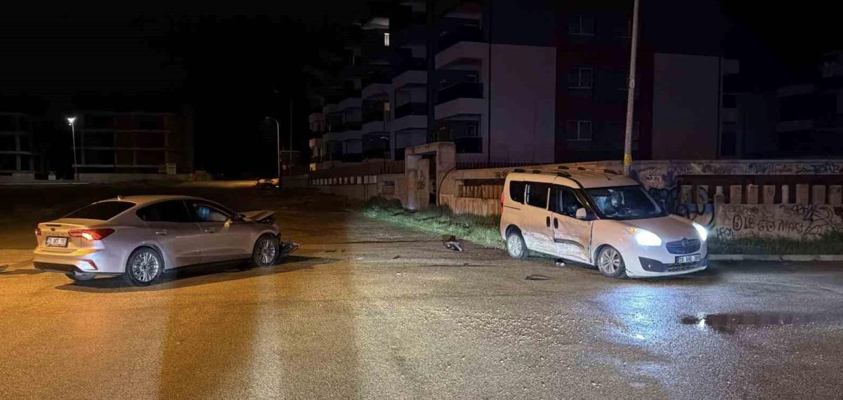 Alkollü Sürücü ile 15 Yaşındaki Çocuğun Kullandığı Araç Çarpıştı: 1 Yaralı
