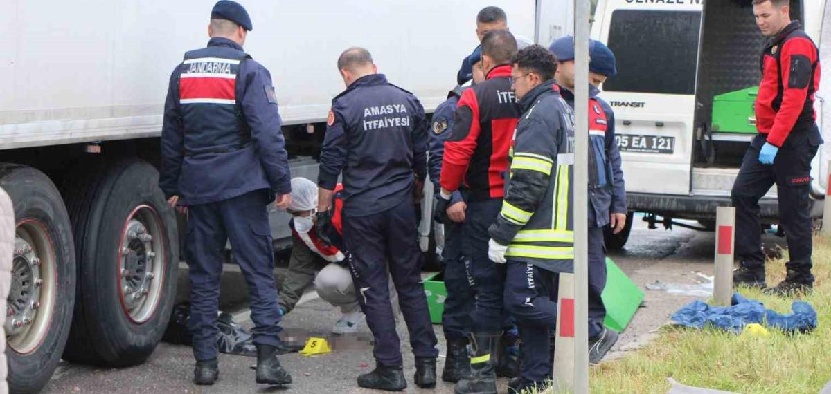 Amasya’da Cenaze Dönüşü Feci Kaza Kamerada: Otomobilden Fırlayan Bebek Hayatını Kaybetti
