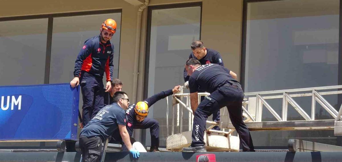 Antalya’da 4. Kattan Tente Üzerine Düşen Genç Adam İçin Seferber Oldular
