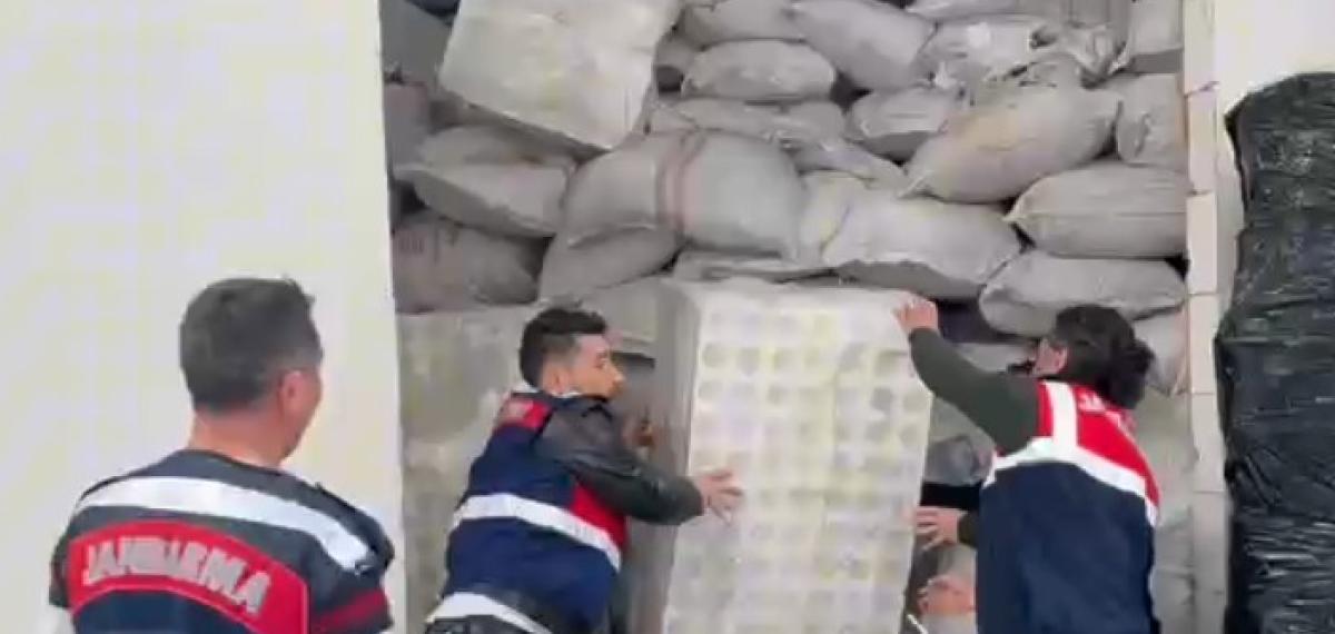 Antalya’da Kaçak Kozmetik Üretimi Yapılan Depoya Baskın: 65 Milyon Liralık Sahte Ürün Ele Geçirildi