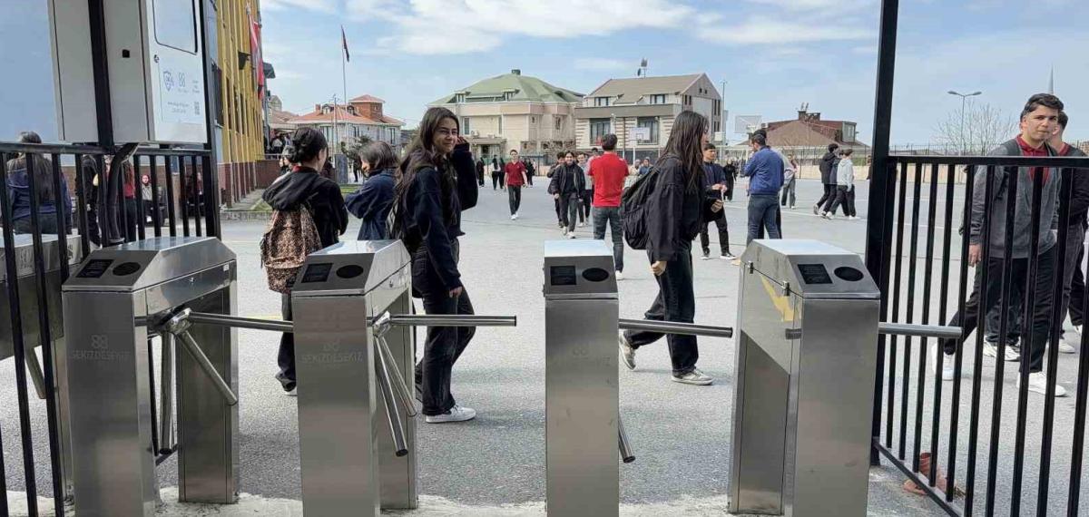 Arnavutköy’de Lisede “Üst Düzey Güvenlik” Uygulaması: Velilere Anlık Fotoğraflı Bildirim
