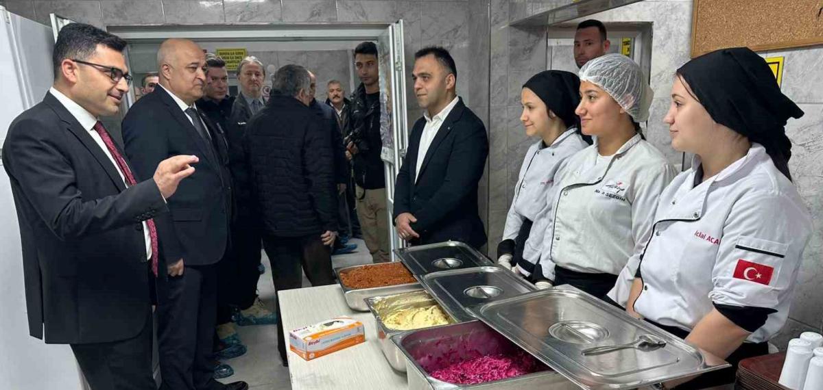 Aşçı Adayı Lise Öğrencileri Günde 10 Bin Kişi İçin Yemek Hazırlıyor