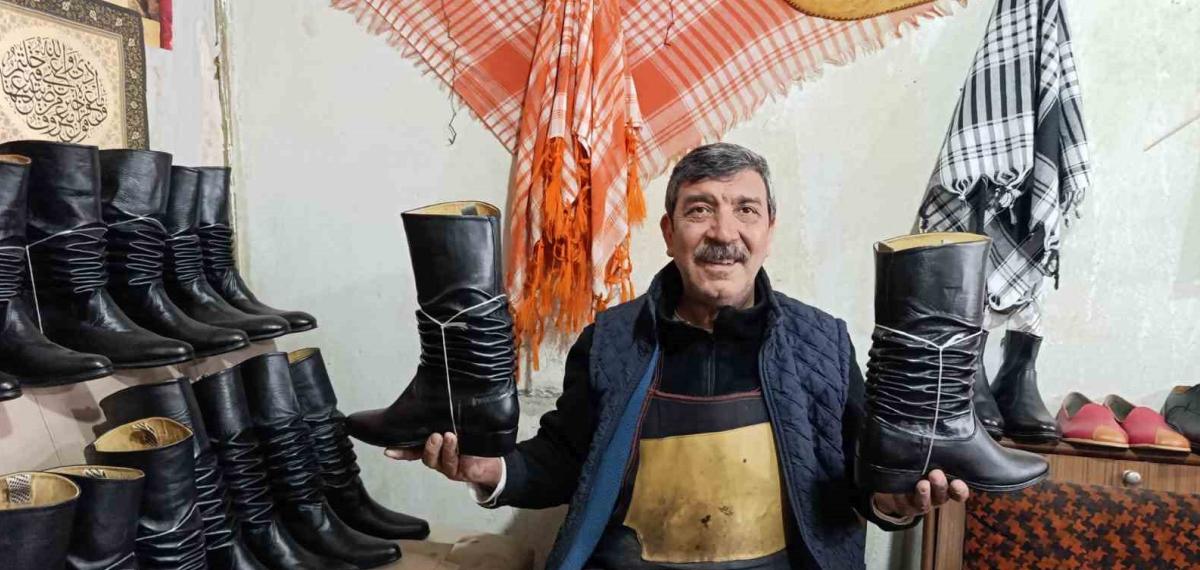 Asırlık Kalıplarla Körüklü Çizme Üretiyor
