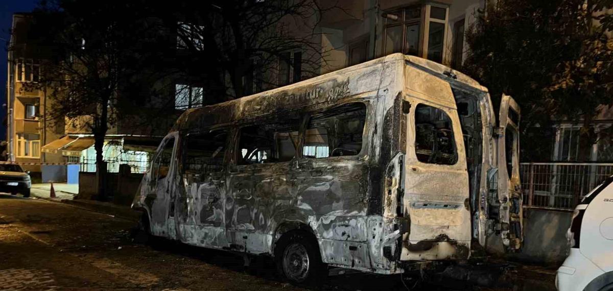 Avcılar’da Park Halindeki Servis Aracı Alev Alev Yandı