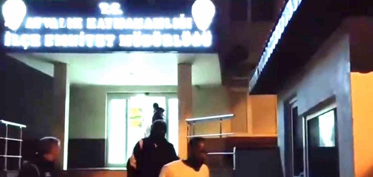 Ayvalık Polisinden Sağanak Yağmur Altında Göçmen Avı