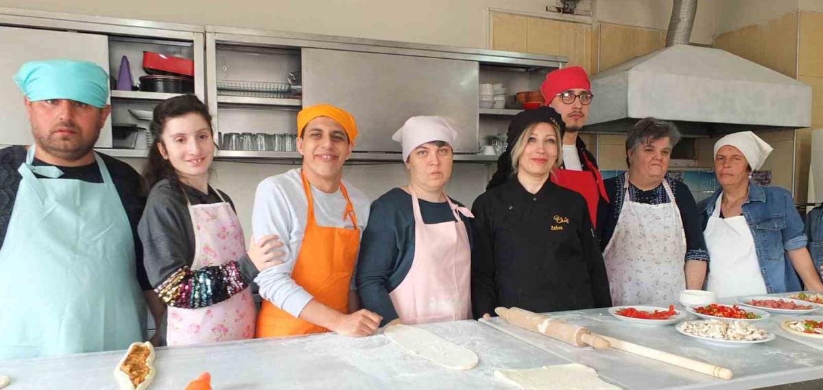 Balıkesir’de Özel Gençler Mutfağa Girdi Pide ve Pizza Yaptı