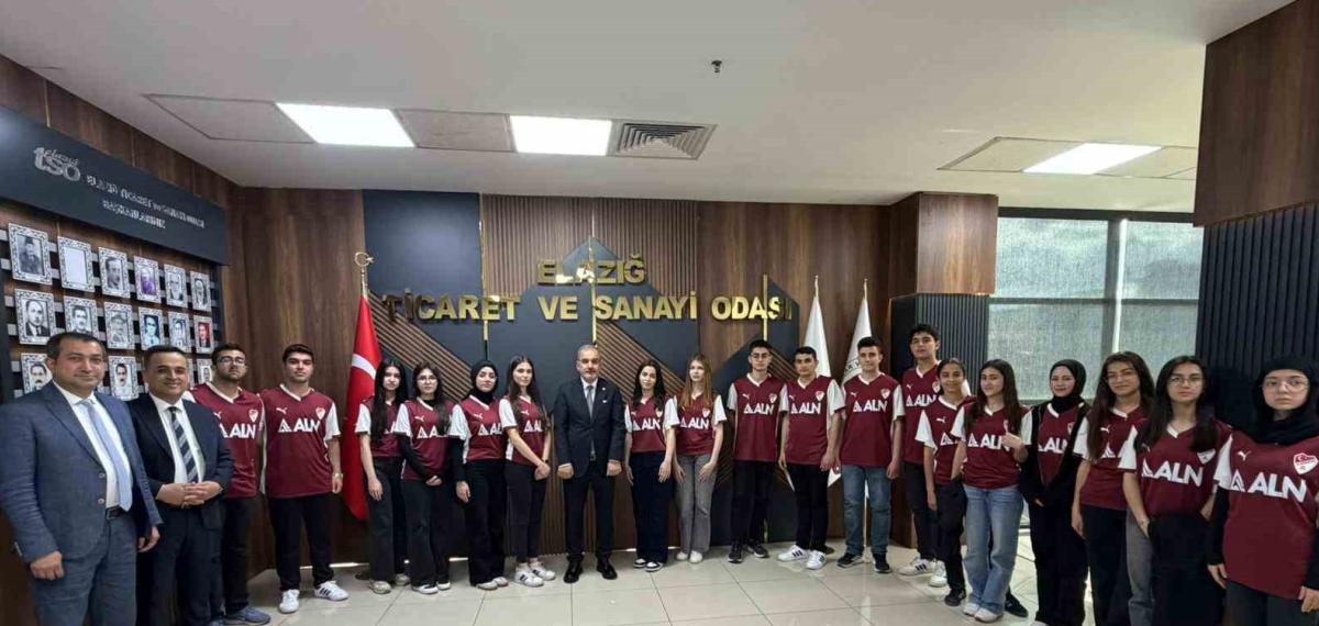Başkan Alan Sözünü Tuttu: Öğrencilere Formalarını Hediye Etti