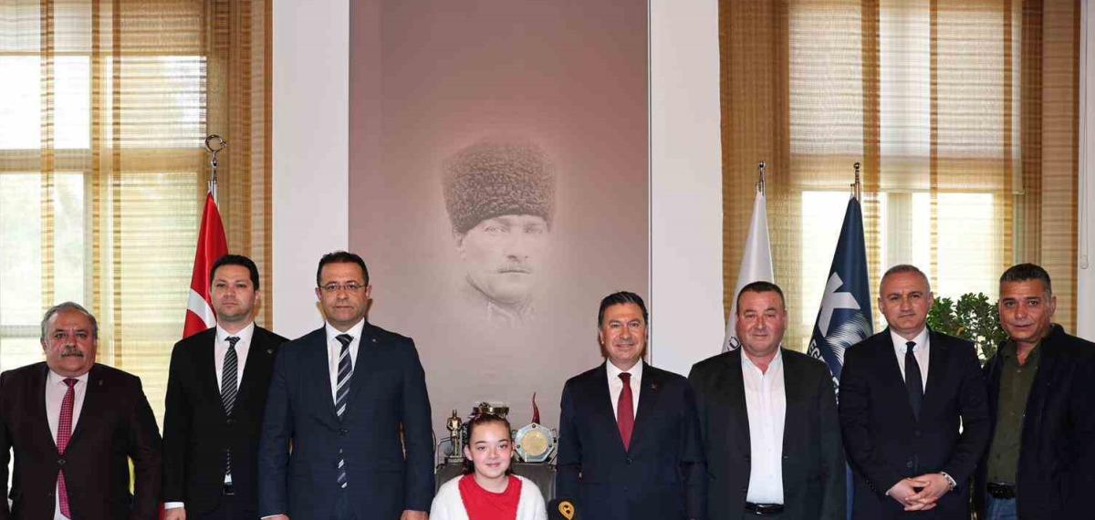 Başkan Aras, Koltuğunu Minik Azra’ya Devretti