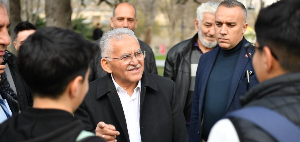 Başkan Büyükkılıç, Mimarsinan Parkı’nda Vatandaşlar ve Öğrencilerle Bir Araya Geldi