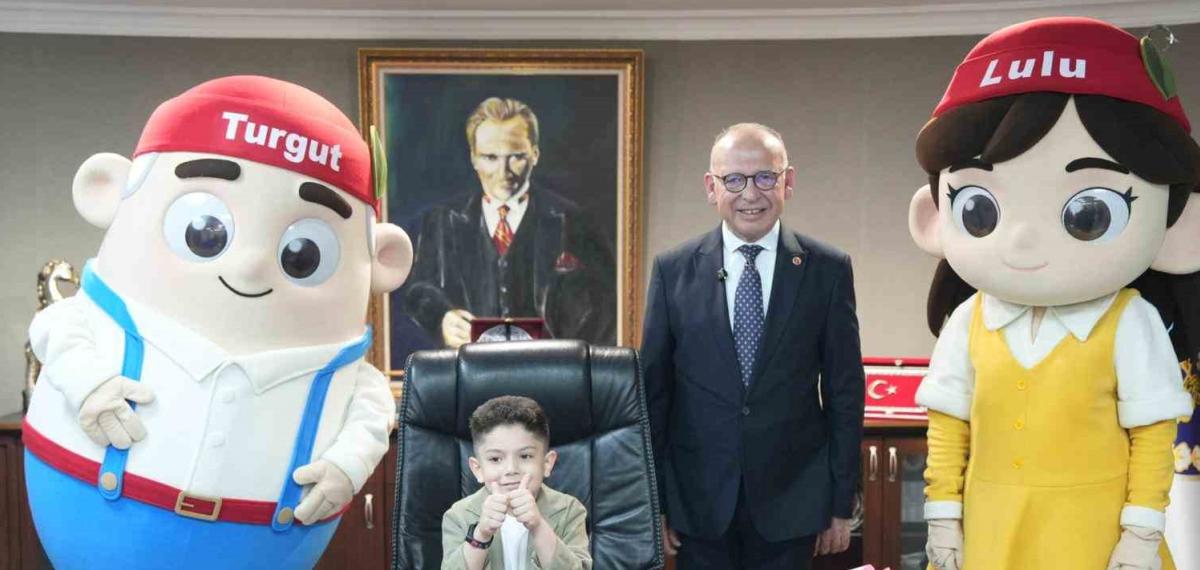 Başkan Çetin Akın Koltuğunu Minik Başkana Emanet Etti
