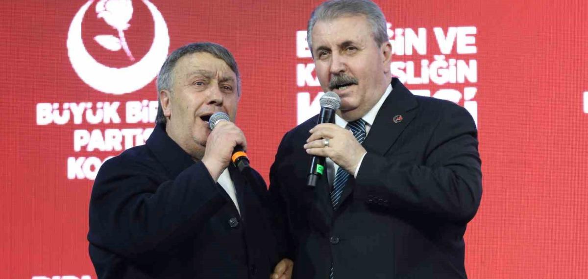 BBP Genel Başkanı Destici, Kocaeli’deki Kongrede İsmail Türüt ile Sahneye Çıkıp Türkü Söyledi