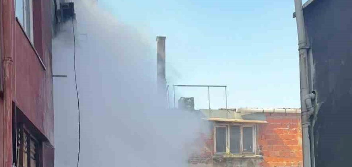 Beyoğlu’nda Yangında Mahsur Kalan 2 Kişi İtfaiye Ekiplerince Kurtarıldı