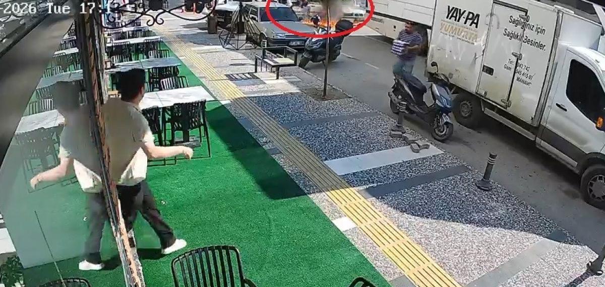 Bir Anda Patlayıp Alev Topuna Dönen Araçtan Atlayıp Canlarını Zor Kurtardılar