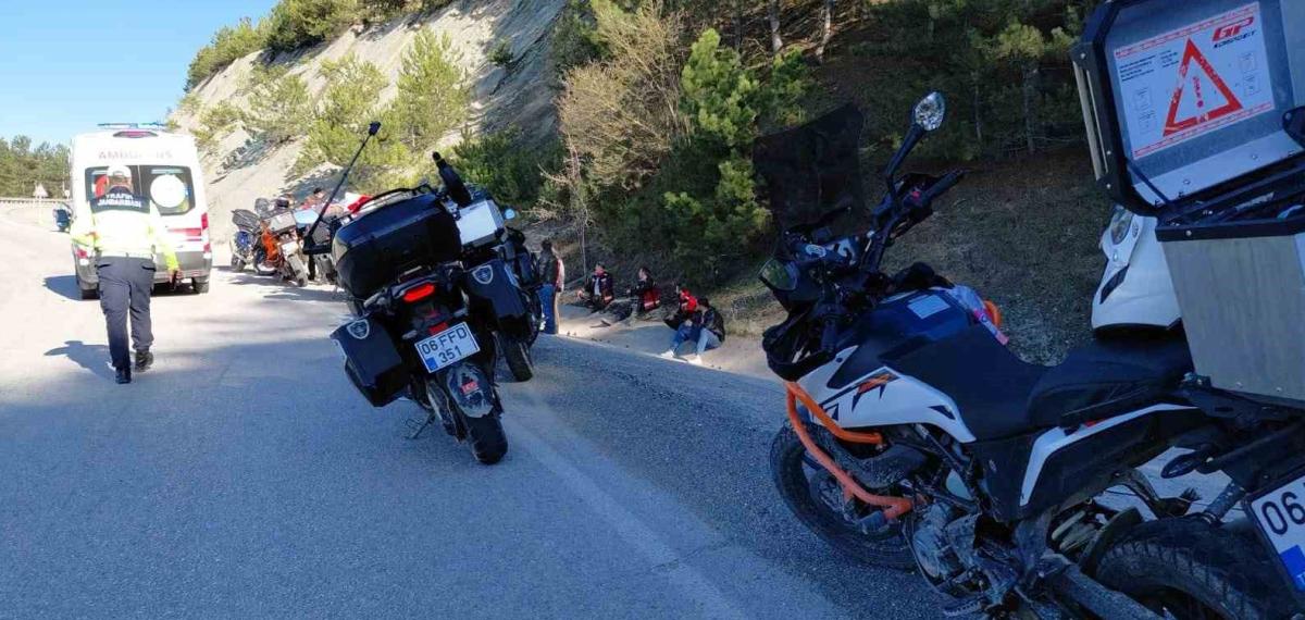 Bolu’da Motosikletler Peş Peşe Kaza Yaptı: 2 Yaralı