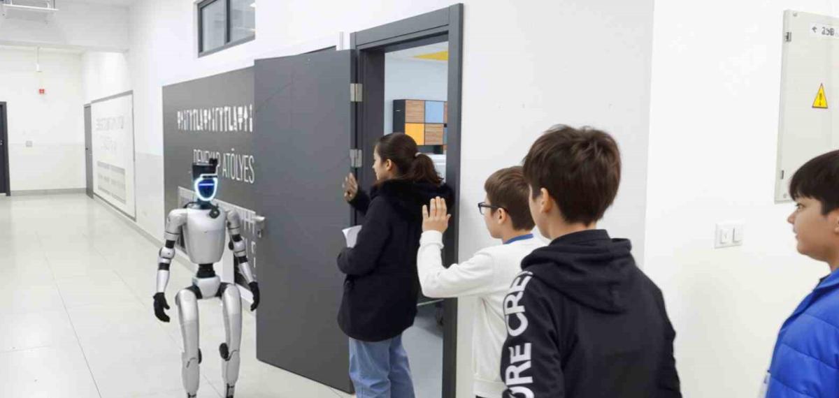 Bu İlçede Sınava Giren Öğrencileri İnsansı Robot Karşılıyor