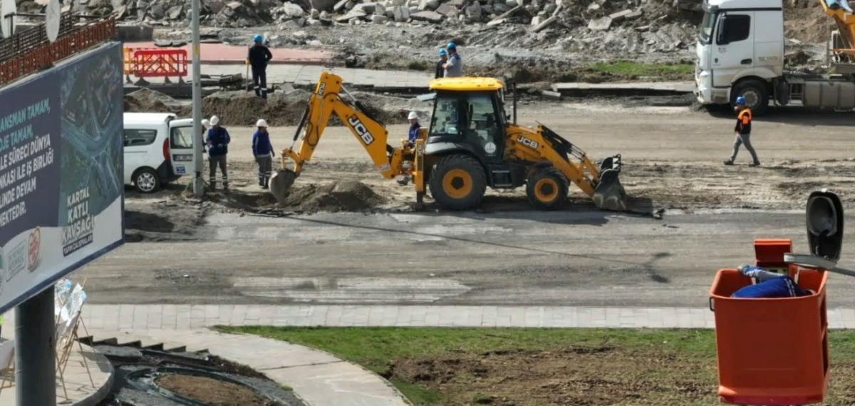 Büyükşehir’de Pazar Günü de Durmak Yok: Kartal Katlı Kavşağı’nda Hummalı Çalışma