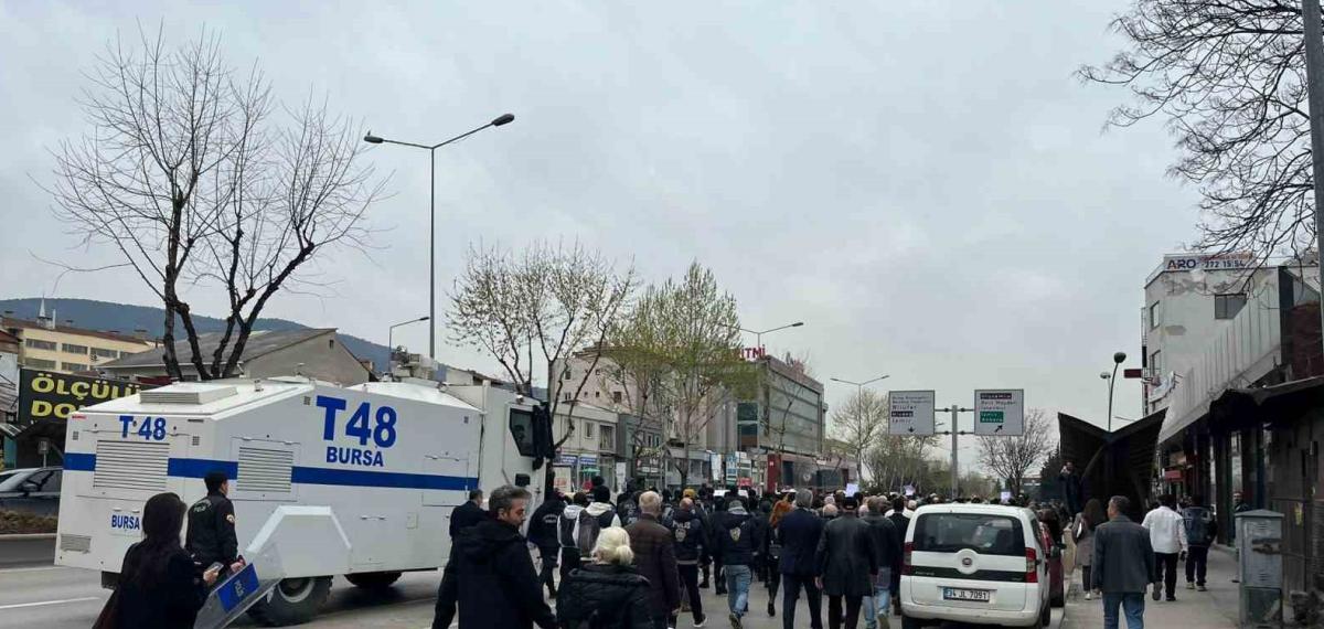 CHP’liler Ankara Yolunu Trafiğe Kapatınca Polis Müdahale Etti