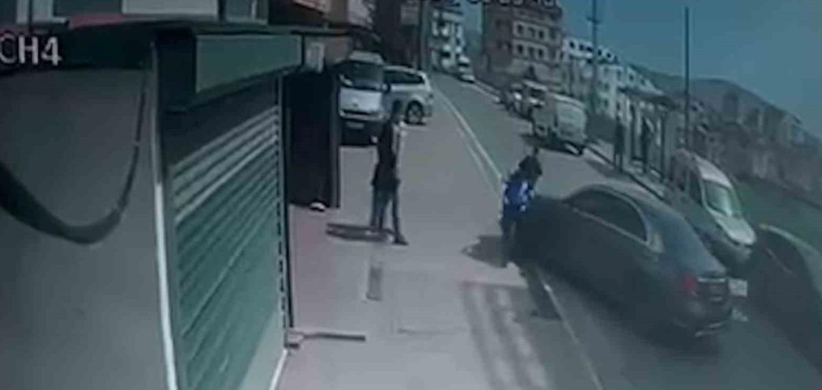 Çocuğunu Tehdit Ettiğini İddia Ettiği Motosikletliye Otomobiliyle Böyle Çarptı
