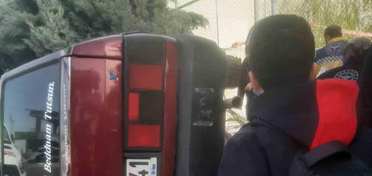 Diyarbakır’da Drift Atan Sürücü Kaldırımda Yürüyen Öğrencilere Çarptı: 2 Yaralı
