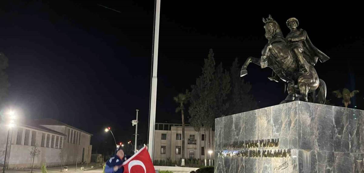 Dünya Kupası Sevincini Kent Meydanında Tek Başına Göz Yaşları İçerisinde Yaşadı