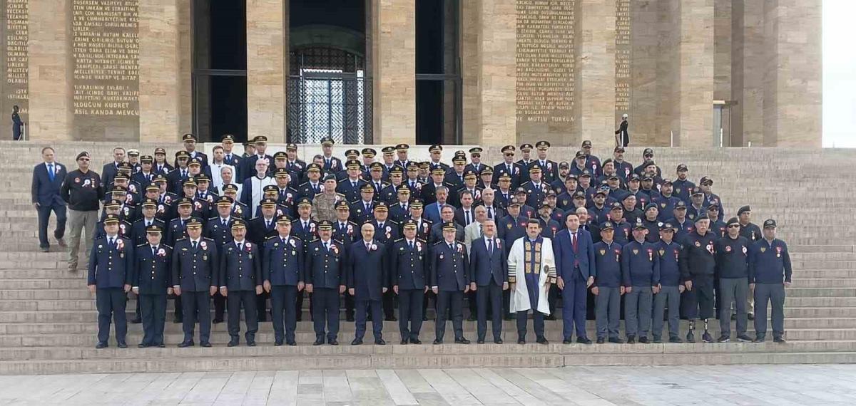 Emniyet Teşkilatı Anıtkabir’i Ziyaret Etti