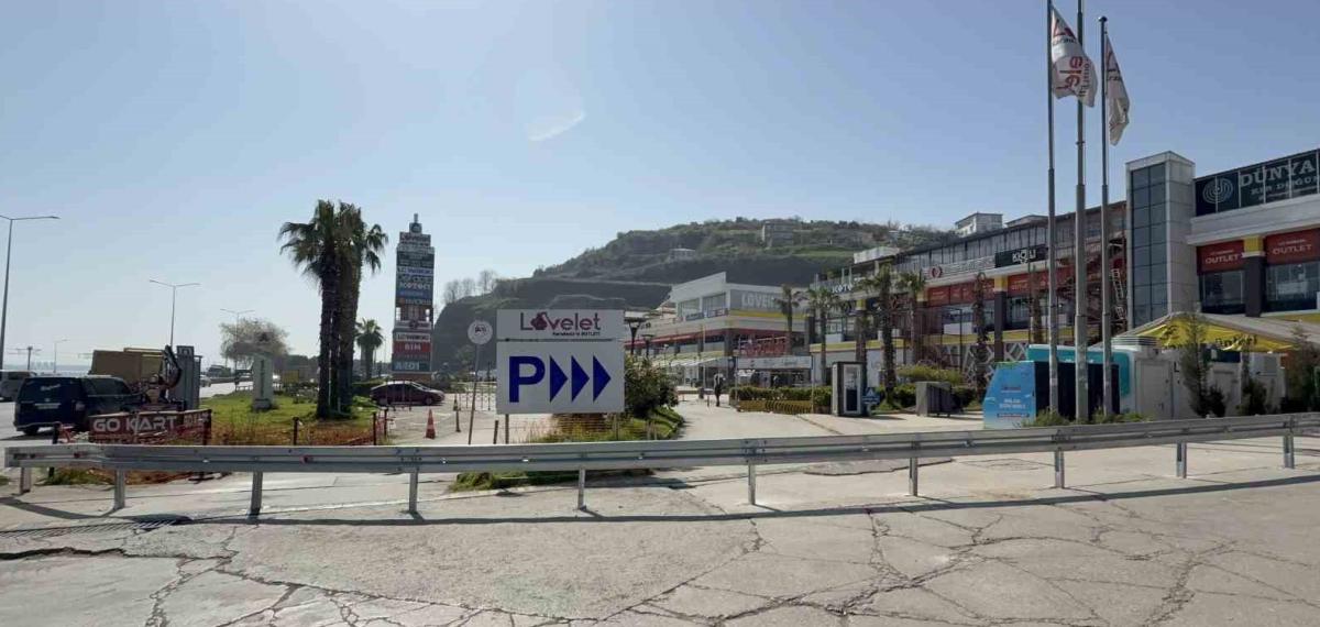 Facianın Yaşandığı Lovelet Avm’de Araç Giriş-Çıkışları Bariyerlerle Kapatıldı