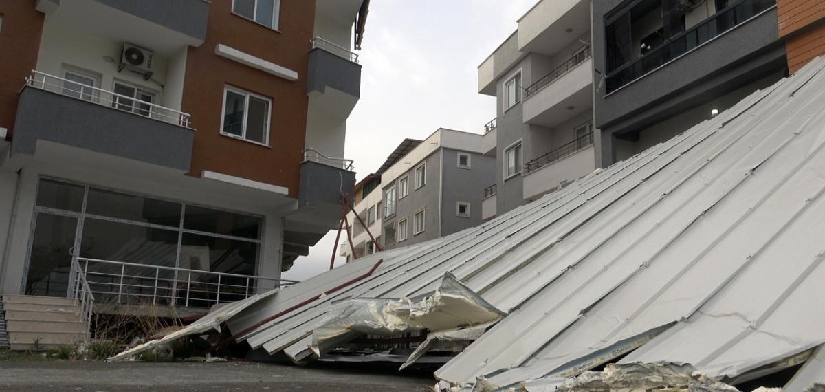 Fırtınanın Uçurduğu Çatı Araçlara Zarar Verdi: O Anlar Kamerada
