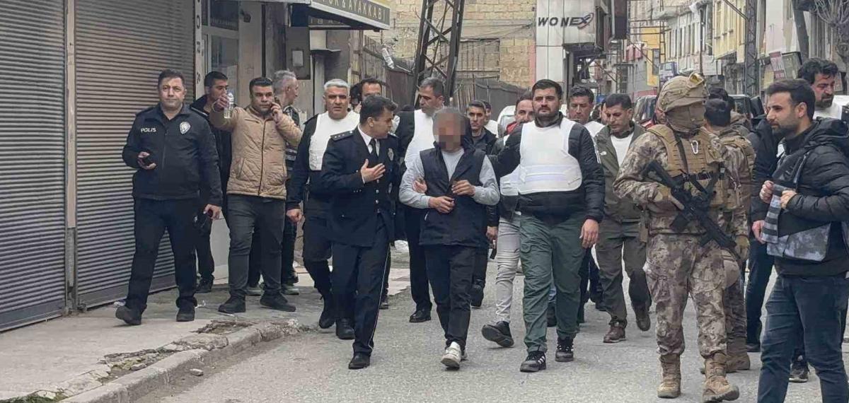 Gaziantep’te Hareketli Dakikalar: 5 Kişiyi Rehin Aldı, Polise Ateş Açtı, Yakalandı