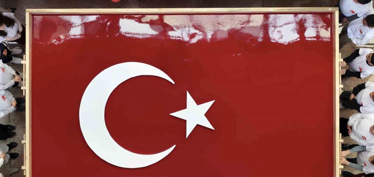 Geleneksel Yöntemlerle Dev Türk Bayrağı Yapıldı
