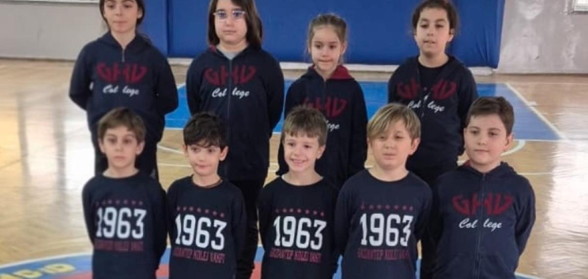 Gkv’nin Altın Kulaçları Başarıdan Başarıya Koşuyor