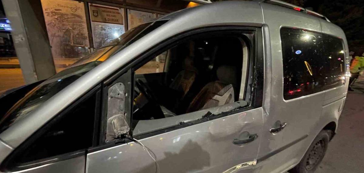 Hafif Ticari Araç Üniversite Öğrencisine Çarptı: 3 Yaralı