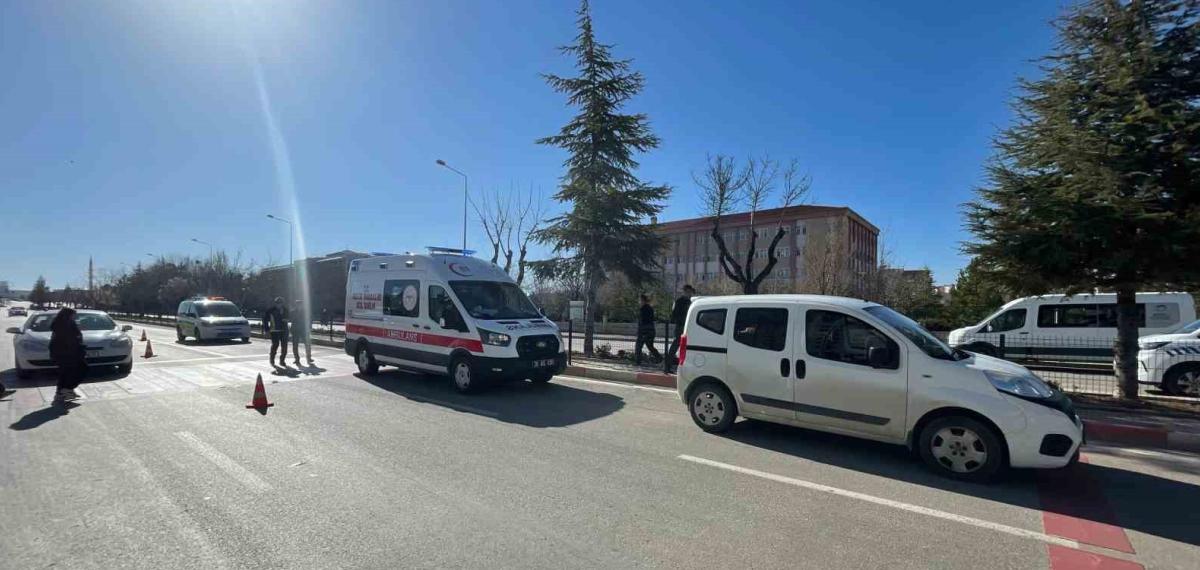 Hafif Ticari Aracın Çarptığı Hemşirelik Bölümü Öğrencisi Genç Kız Yaralandı